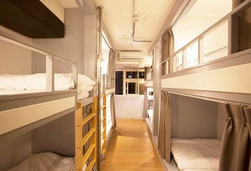تختخواب در اتاق مشترک, Mr. Lobster’s Secret Den Design Hostel