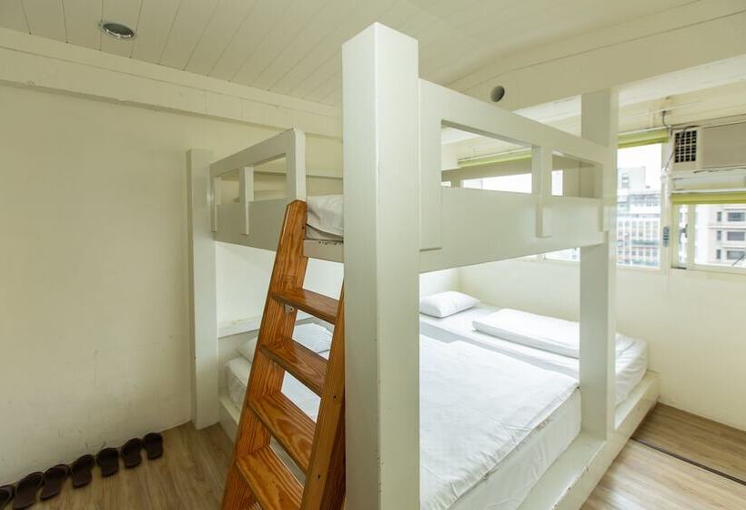 اتاق خانوادگی, Mr. Lobster’s Secret Den Design Hostel