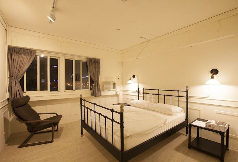 اتاق کلاسیک, Mr. Lobster’s Secret Den Design Hostel