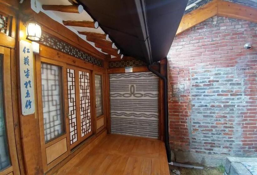 اتاق استاندارد چهار تخته, Sophia Hanok Guesthouse