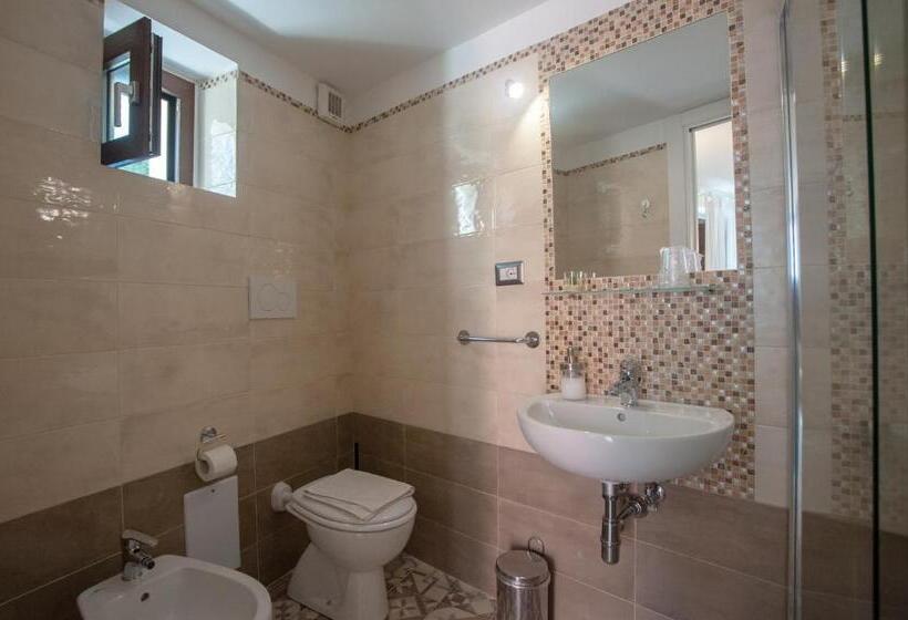 اتاق استاندارد, A Corte