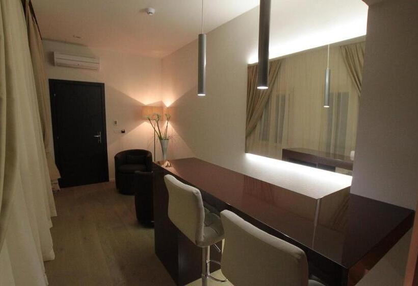 سوئیت با وان آب گرم, Borgoleoni 18  Room And Breakfast