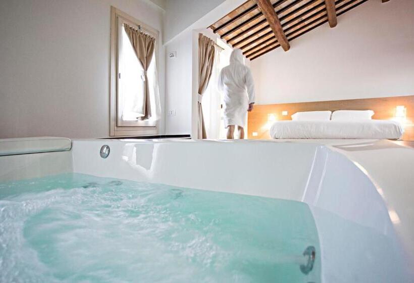 سوئیت با وان آب گرم, Borgoleoni 18  Room And Breakfast