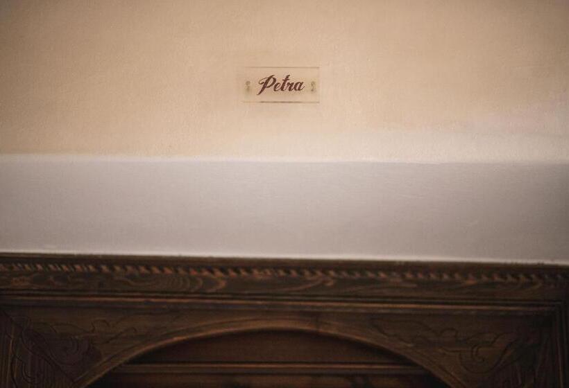 اتاق لوکس, Boutique Patio Del Posadero