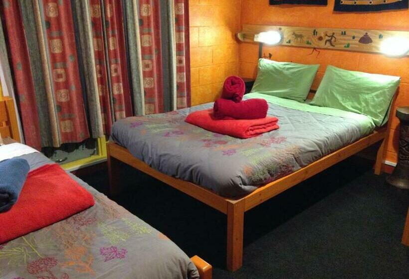 Трехместный Номер Стандарт Совместная Ванная, Global Village Travellers Lodge