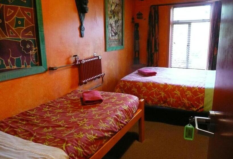 Семейный Номер Совместный Санузел, Global Village Travellers Lodge