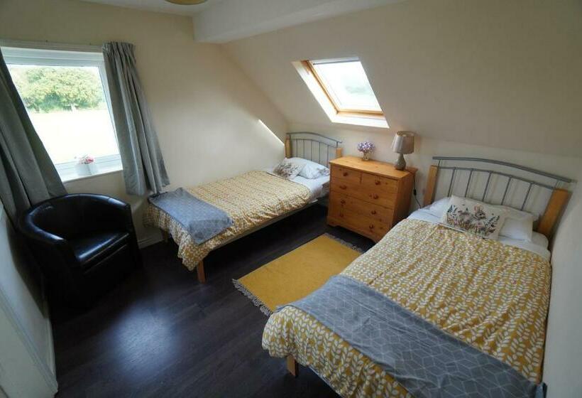 Четырехместный Номер Стандарт, Common Farm Motel