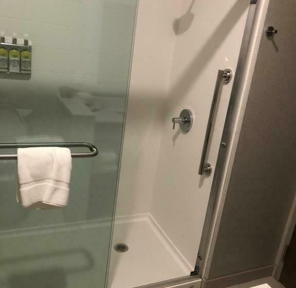 Номер Стандарт, Holiday Inn Express & Suites Madison, An Ihg