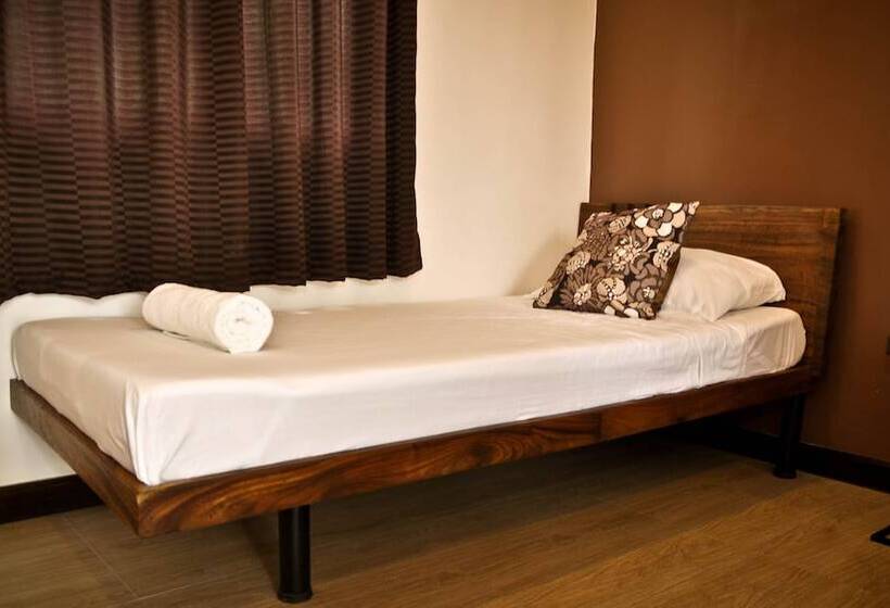 Quarto Triplo Estandar com Sacada, Cleon Villas Pension