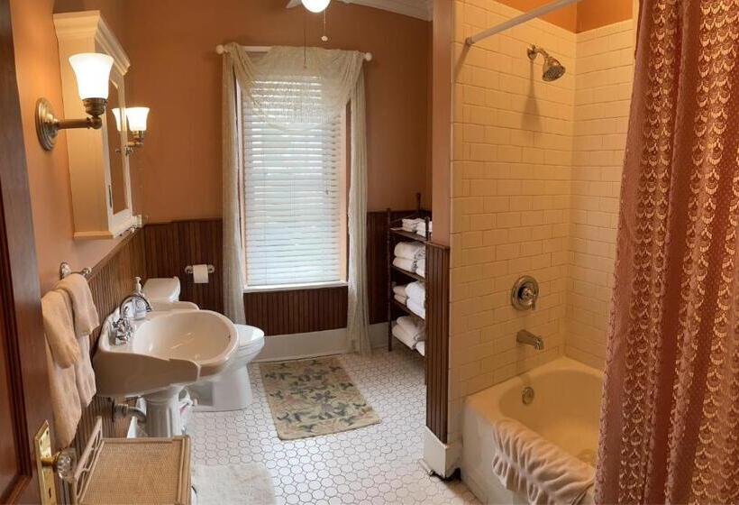 Апартаменты 2 Спальни, South Broadway Manor B&b   Near Fallingwater, Ohiopyle State Park, Hiking & Biking Trails Gap