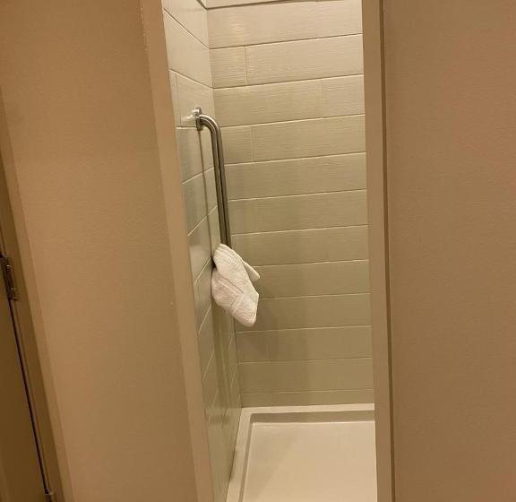 스위트 킹사이즈 침대, Americinn By Wyndham Hartford Sd