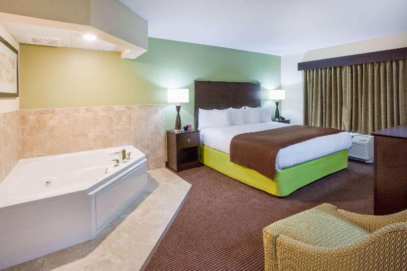 스위트 킹사이즈 침대, Americinn By Wyndham Hartford Sd