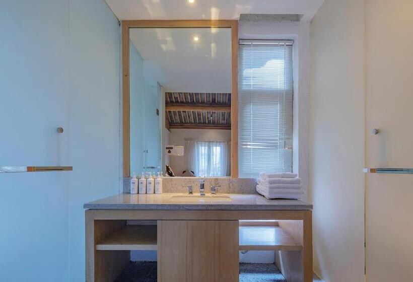 Quarto Superior, Arro Khampa By Zinc Journey Lijiang