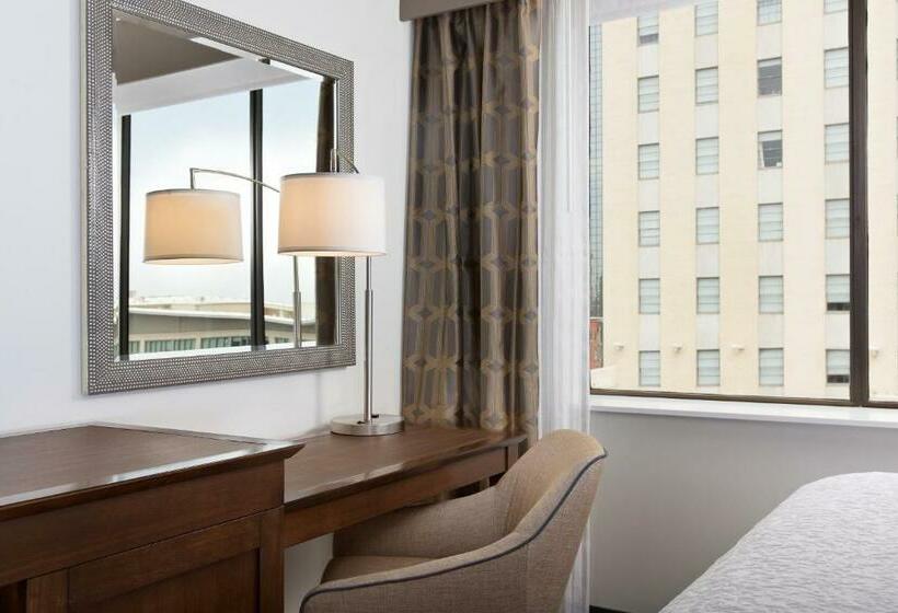 חדר סטנדרט עם מיטת קינג, Hampton Inn & Suites Dallas Downtown
