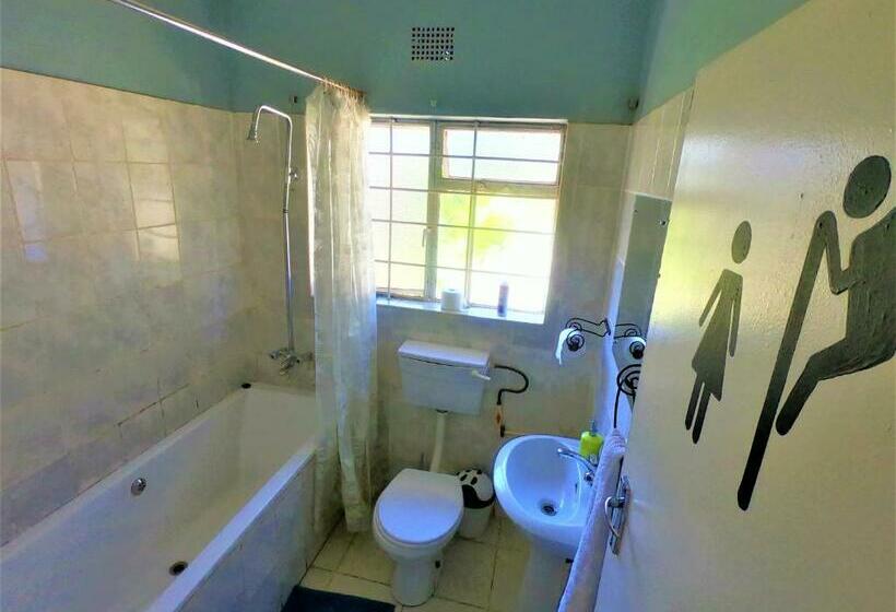 اتاق استاندارد سه تخته با سرویس بهداشتی مشترک, Natwange Backpackers