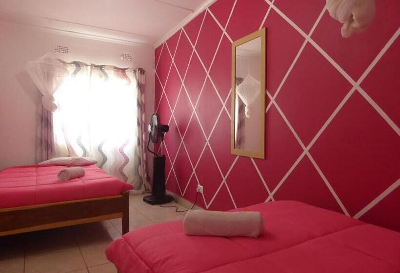 اتاق استاندارد سه تخته با سرویس بهداشتی مشترک, Natwange Backpackers