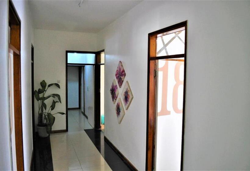اتاق استاندارد سه تخته با سرویس بهداشتی مشترک, Natwange Backpackers