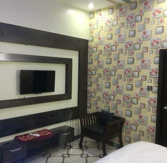 Deluxe Room, Inn Karachi