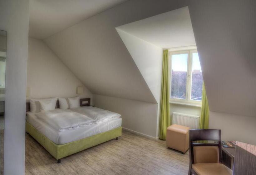 Номер Стандарт, Am Großen Waisenhaus