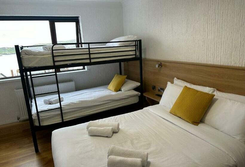 패밀리 룸, Hughie Mickey Dan S B&b