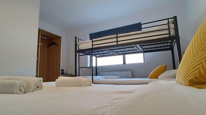 패밀리 룸, Hughie Mickey Dan S B&b