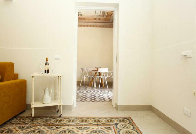 سوئیت جونیور با چشم‌انداز باغ, Versomare Room & Suite