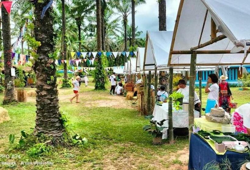 Номер Стандарт Вид на Бассейн, Phonphusang Utopia Farmstay