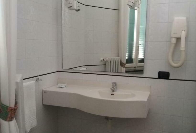 标准三人间, Albergo Italia