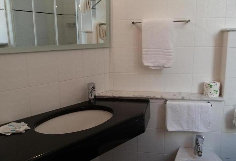 经济房, Albergo Italia