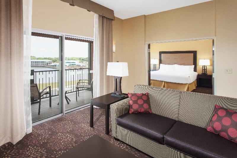 이그제큐티브 스위트, Holiday Inn Express & Suites Sandusky, An Ihg