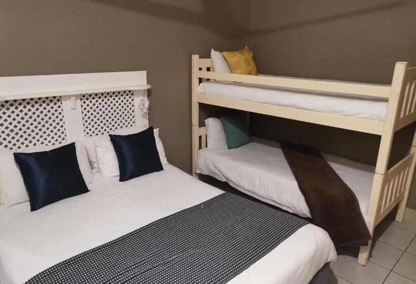 Дом 3 Спальни, Point Village Hotel And Self Catering