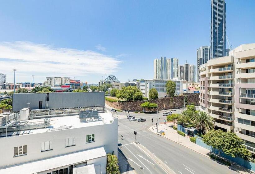 Кровать в Общей Комнате, Bunk Brisbane