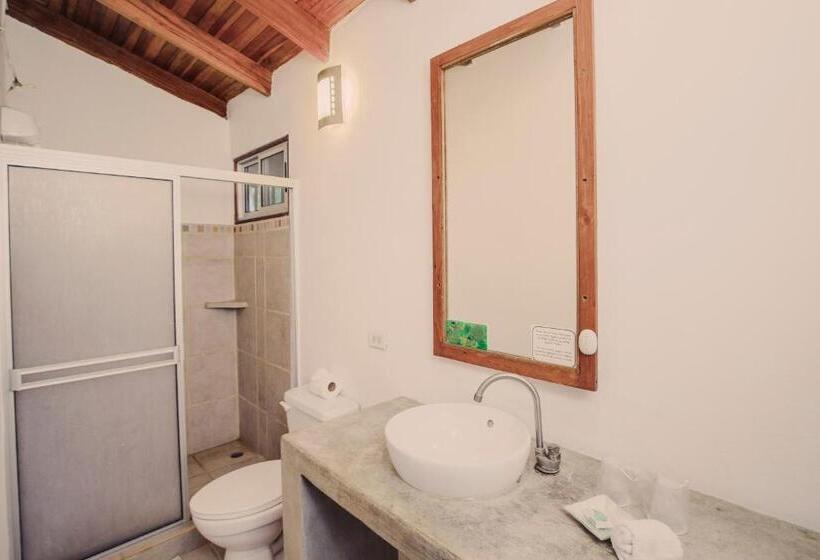 חדר בסיסי לשלושה, Indra Inn
