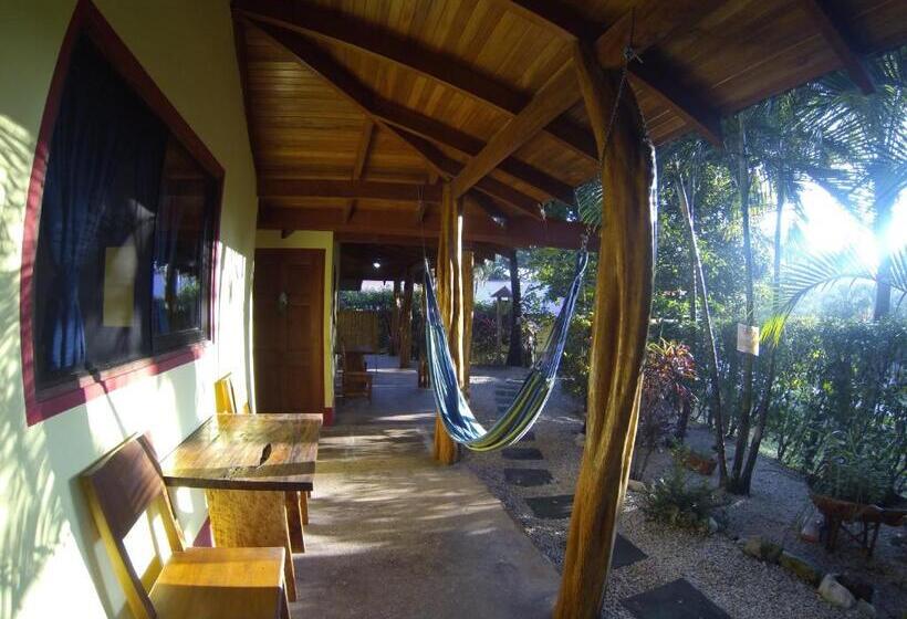 חדר בסיסי לשלושה, Indra Inn