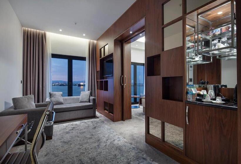 キングサイズベッドのスイートルーム, Holiday Inn Istanbul   Tuzla Bay, An Ihg