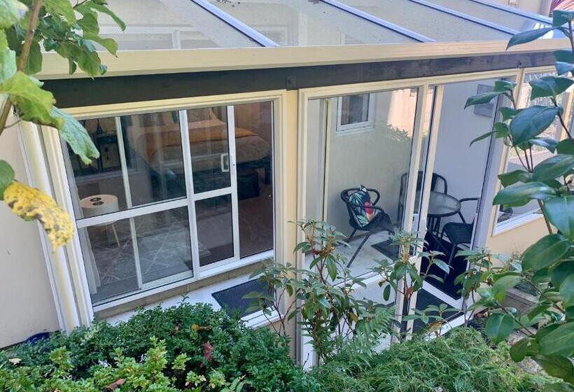 דירת חדר בקומת קרקע, March Apartments