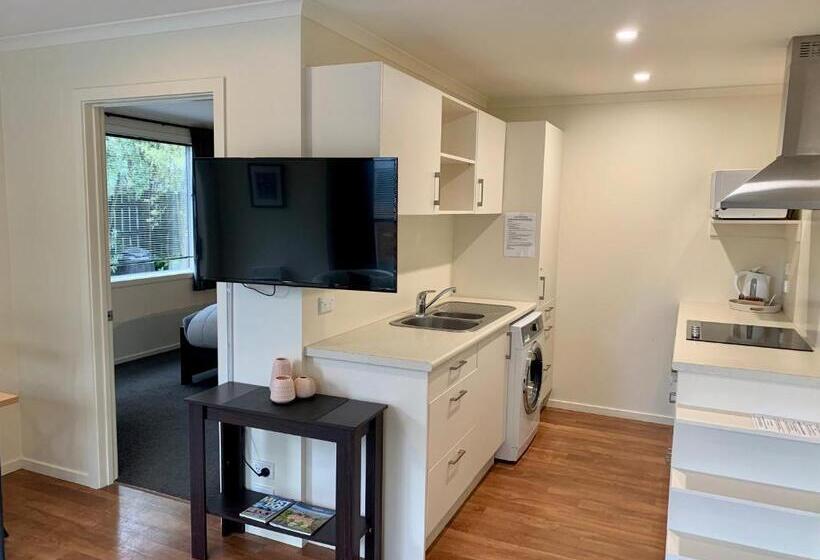 דירת חדר נוף לגינה, March Apartments
