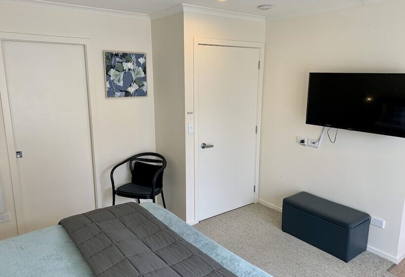 סטודיו נוח, March Apartments