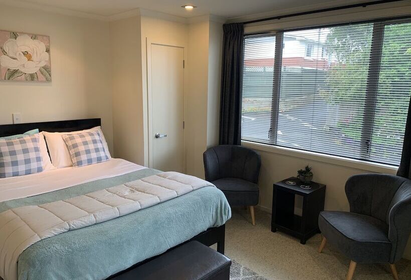 דירת חדר נוף לגינה, March Apartments