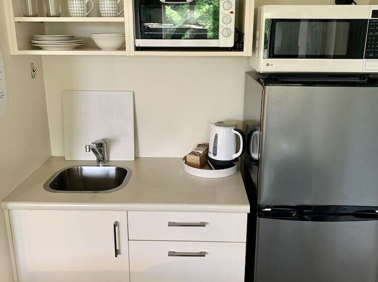 דירת חדר נוף לגינה, March Apartments