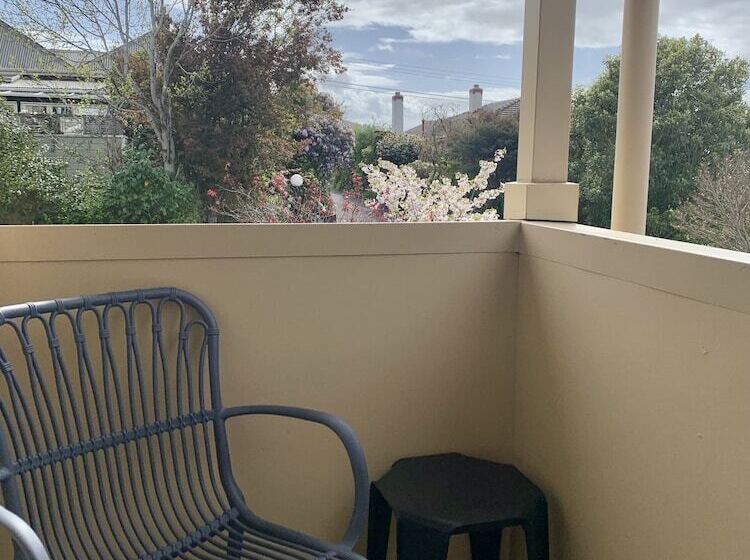 דירת חדר נוף לגינה, March Apartments