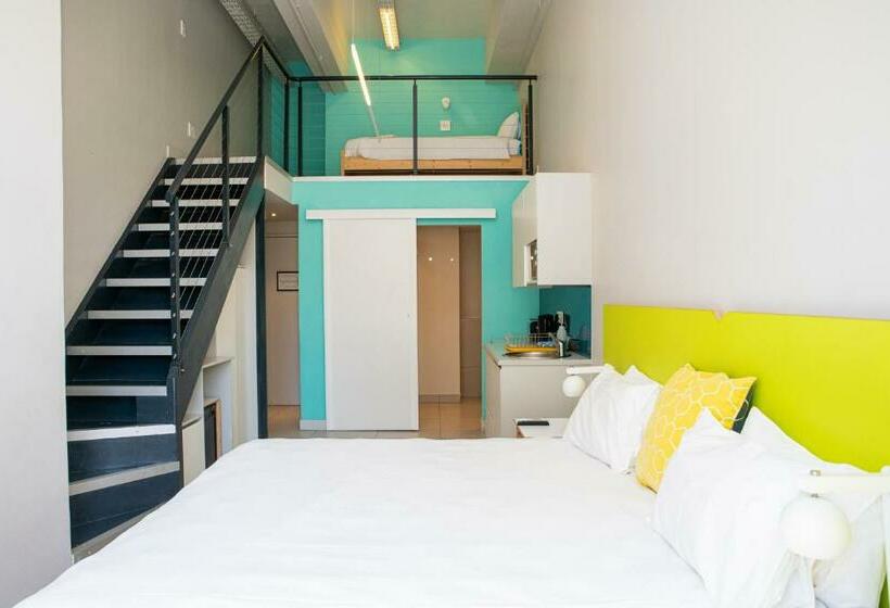 스탠다드 스튜디오, Mojo Hotel & Market