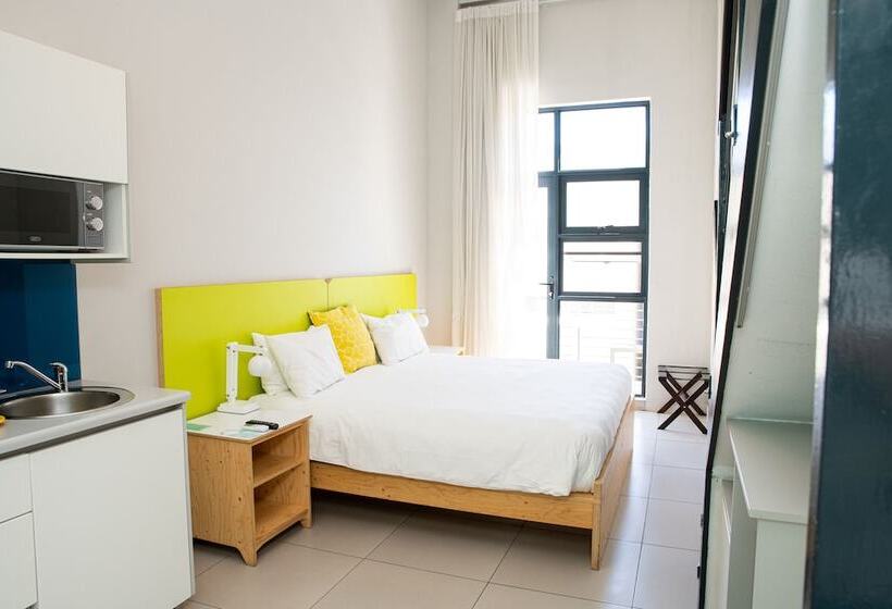 스탠다드 스튜디오, Mojo Hotel & Market