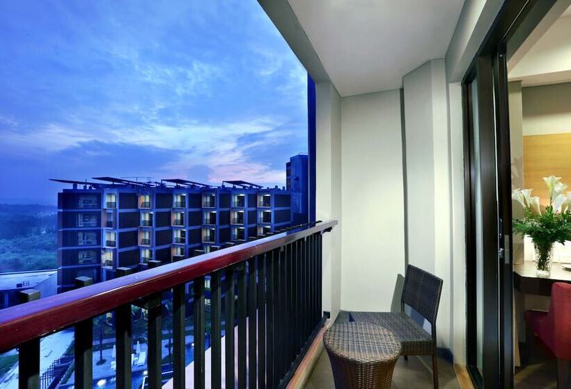 Номер Deluxe Вид на Бассейн, Aston Sentul Lake Resort & Conference Center