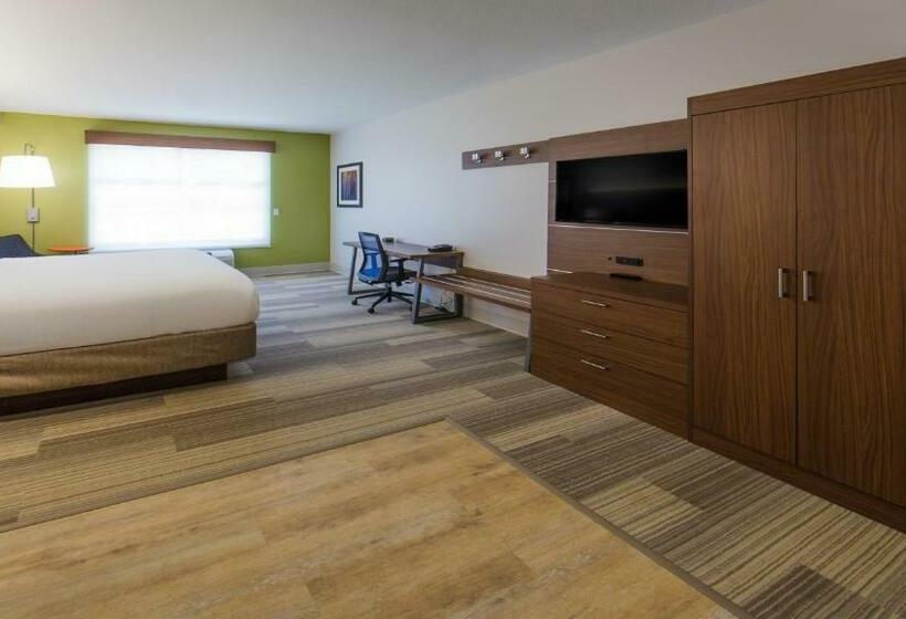 מיטת קינג בסוויטה, Holiday Inn Express Gatlinburg Downtown, An Ihg
