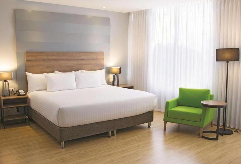 스탠다드 룸 킹사이즈 침대, La Quinta By Wyndham Medellin