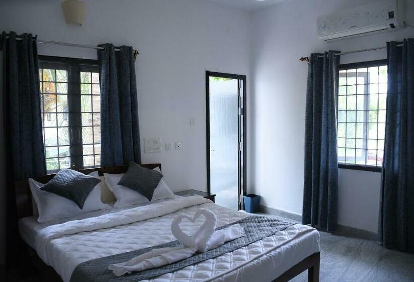 اتاق لوکس با بالکن, Sizzling Inn Pondy