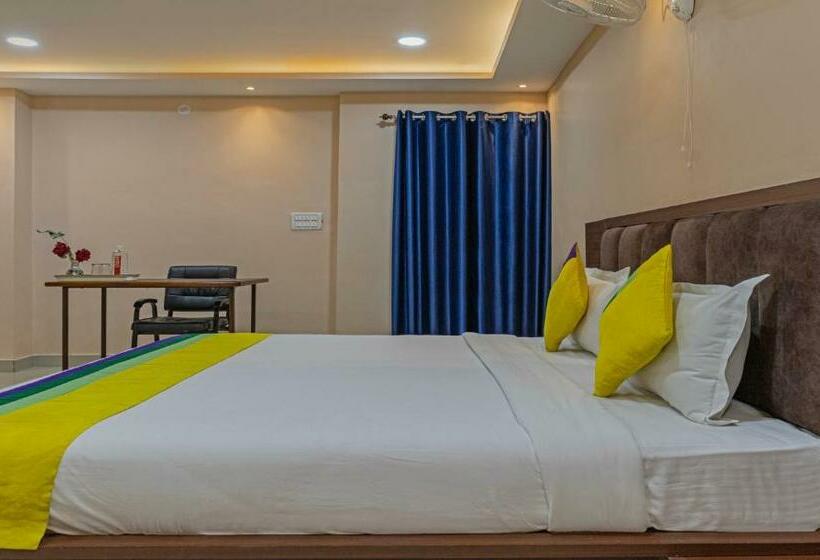 Quarto Deluxe, Itsy Hotels Kashi Grand, Bhu