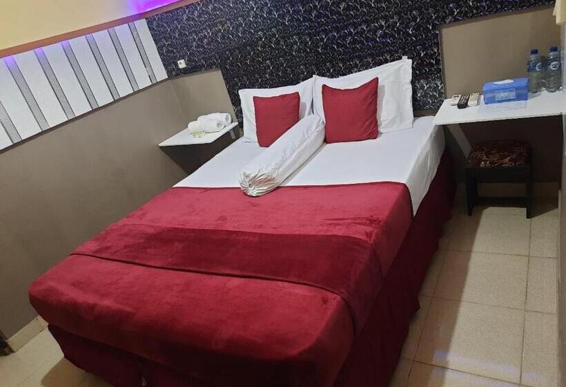 اتاق استاندارد, Halfway House