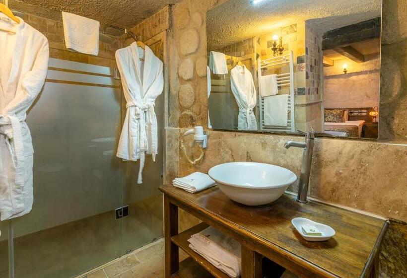 اتاق لوکس سه تخته, Adora Cave Suites